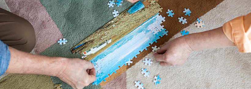 ジグソーパズルを楽しむ家族